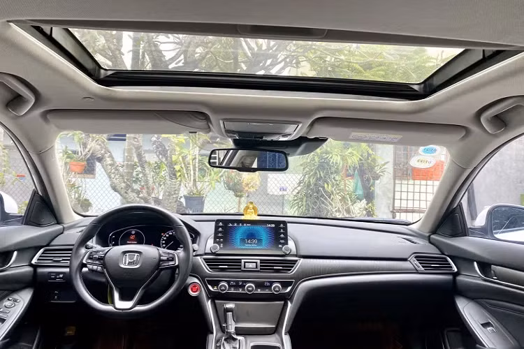 Ở thời điểm mua mới hồi năm ngoái, giá xe Honda Accord có mức bán ra từ 1,319 – 1,329 tỷ đồng, cao hơn từ 94 – 290 triệu đồng so với Toyota Camry (bản trước facelift). Xét về tiêu chí giá bán, mức chênh lệch giá bán giữa Camry và Accord khá cao, nên số đông ít lựa chọn Accord.