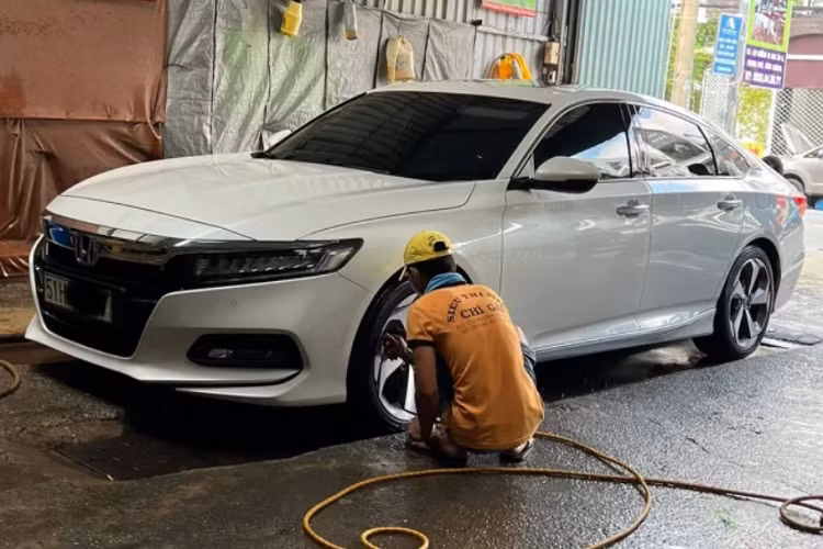 Tầm giá này ngang tầm giá của một chiếc Toyota Camry 2.0G 2022 mới có giá khoảng 1,050 tỷ đồng. Ở thời điểm năm ngoái, để lăn bánh Honda Accord người mua phải chi khoảng 1,48 tỷ đồng (giá niêm yết 1,3 tỷ đồng). Như vậy sau một năm sử dụng và lăn bánh khoảng 30.000km, chủ xe Accord đã chịu “lỗ” hơn 300 triệu đồng.