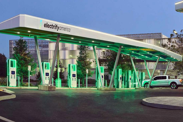 Khi Electrify America lần đầu tiên giới thiệu mạng lưới của mình, một trong những điều mà Giám đốc điều hành - Giovanni Palazzo nói với Insideevs là: ”Electrify America tự hào là tất cả các trạm sạc đều có thể cung cấp công suất tối đa bất kể có bao nhiêu chiếc xe điện khác đang sạc tại bởi vì không có sự chia sẻ điện năng giữa các xe.”