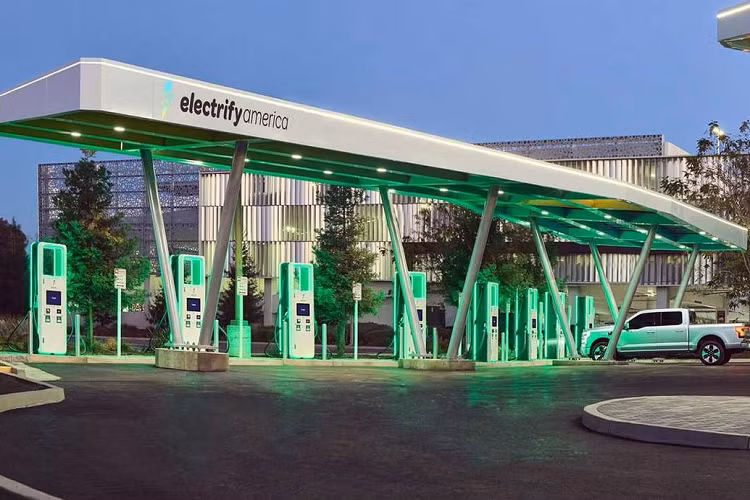 Khi Electrify America lần đầu tiên giới thiệu mạng lưới của mình, một trong những điều mà Giám đốc điều hành - Giovanni Palazzo nói với Insideevs là: ”Electrify America tự hào là tất cả các trạm sạc đều có thể cung cấp công suất tối đa bất kể có bao nhiêu chiếc xe điện khác đang sạc tại bởi vì không có sự chia sẻ điện năng giữa các xe.”