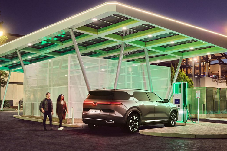 Vào hồi giữa tháng 4/2022, VinFast bắt tay với Electrify America - một trong những công ty sở hữu trụ sạc nhanh lớn nhất tại Mỹ. Electrify America hiện sở hữu 800 trạm sạc xe điện và khoảng 3.500 cổng sạc riêng lẻ đang hoạt động và trong giai đoạn hoàn thiện.