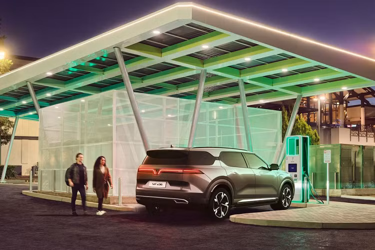 Vào hồi giữa tháng 4/2022, VinFast bắt tay với Electrify America - một trong những công ty sở hữu trụ sạc nhanh lớn nhất tại Mỹ. Electrify America hiện sở hữu 800 trạm sạc xe điện và khoảng 3.500 cổng sạc riêng lẻ đang hoạt động và trong giai đoạn hoàn thiện.