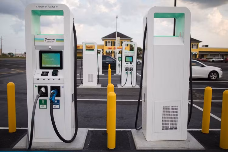 Theo đó, định nghĩa sạc nhanh (Fast) – cực nhanh (Super Fast) sẽ được sử dụng cho các bộ sạc có thể cung cấp công suất 150 kW. Các trạm sạc có công suất 250 - 350 kW sẽ được dán nhãn "Hyper Fast" (siêu nhanh).