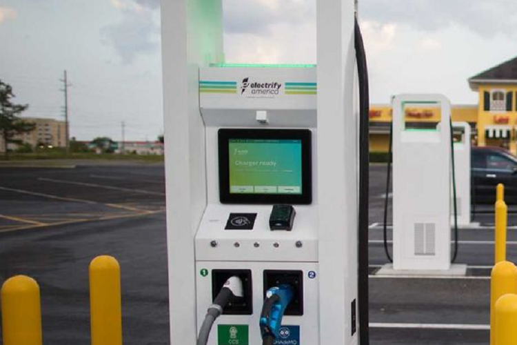 Cách thức hoạt động của công nghệ này là khi hai xe dùng chung một trạm sạc “cân bằng” năng lượng có sẵn công suất 350 kw thì một xe sẽ được sạc với công suất 150 kW, xe còn lại là 200 kW. Còn nếu chỉ có một xe sử dụng trụ sạc này sẽ nhận được tối đa công suất 350 kW. 