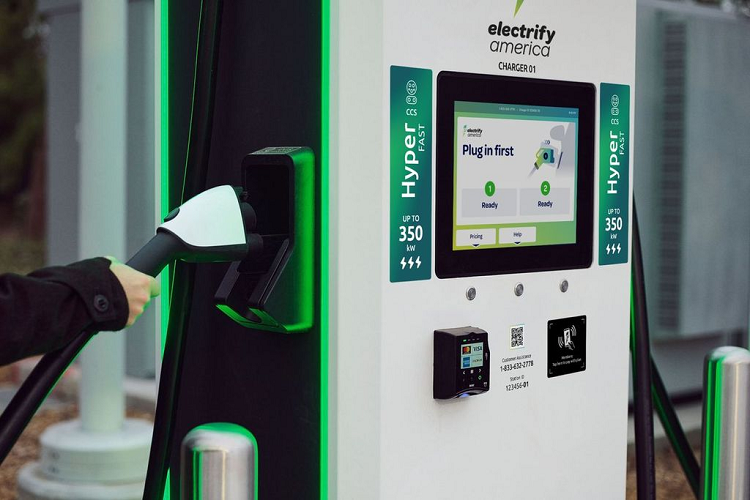 “Sạc siêu nhanh” là thuật ngữ không còn xa lạ với người dùng và nó đang được các công ty sử dụng theo nhiều cách khác nhau. Tuy nhiên, với tốc độ sạc bao nhiêu sẽ được xếp vào hàng “siêu nhanh” khi mà có những nơi gọi bộ sạc 50 kW là sạc siêu nhanh. Để vạch rõ “ranh giới” của nhanh (Fast) – cực nhanh (Super Fast) và sạc siêu nhanh Electrify America đã “thiết lập một tiêu chuẩn chung”.