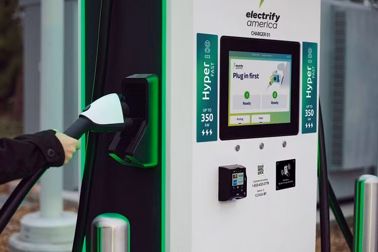 “Sạc siêu nhanh” là thuật ngữ không còn xa lạ với người dùng và nó đang được các công ty sử dụng theo nhiều cách khác nhau. Tuy nhiên, với tốc độ sạc bao nhiêu sẽ được xếp vào hàng “siêu nhanh” khi mà có những nơi gọi bộ sạc 50 kW là sạc siêu nhanh. Để vạch rõ “ranh giới” của nhanh (Fast) – cực nhanh (Super Fast) và sạc siêu nhanh Electrify America đã “thiết lập một tiêu chuẩn chung”.