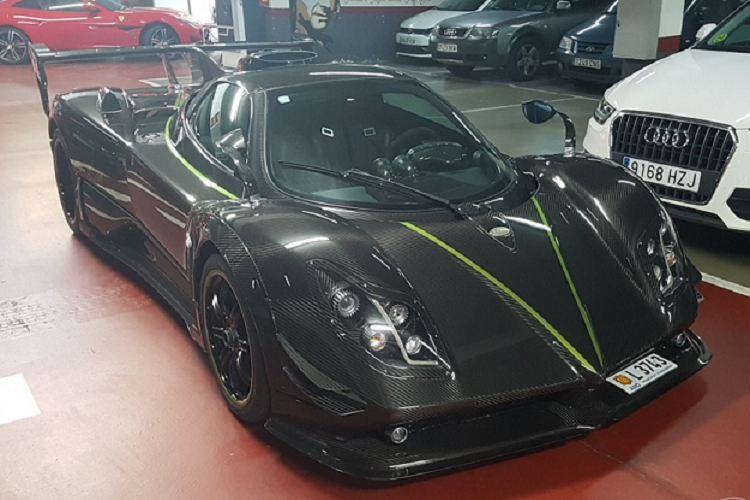 Điều đầu tiên chính là phải bật 2 chốt để mở toang nắp khoang động cơ của xe Pagani Zonda LM Roadster. Sau đó, một chiếc xe mui xe với chất liệu carbon và vải sẽ được đưa vào đúng vị trí, cuối cùng là hạ nắp khoang động cơ xuống.