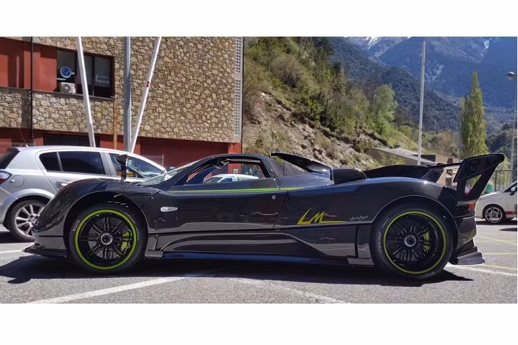 Trong một sự kiện siêu xe của hãng Pagani tổ chức, chiếc xe Pagani Zonda LM Roadster độc nhất vô nhị trên thế giới của một nhà sưu tập xe đến từ Argentina đã xuất hiện và chủ nhân đã tháo mui để mọi người dễ dàng chiêm ngưỡng nội thất hàng độc này.