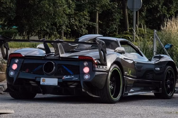 Và khi mọi chuyện đã xong, chiếc mui xe Pagani Zonda LM Roadster được lắp lại, lúc này, người xem mới thấy rõ sự khó khăn cũng như bất tiện khi sở hữu siêu xe mui trần của Pagani.