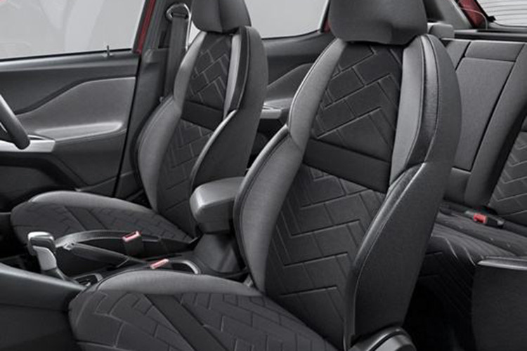 Bên trong xe có những trang bị đáng chú ý như màn hình cảm ứng 8 inch của hệ thống thông tin giải trí và bảng đồng hồ kỹ thuật số toàn phần với màn hình màu 7 inch sau vô lăng. "Trái tim" của Nissan Magnite là khối động cơ xăng 3 xi-lanh, tăng áp, dung tích 1.0L, sản sinh công suất tối đa 100 mã lực và mô-men xoắn cực đại 160 Nm. Động cơ này kết hợp với hộp số sàn 5 cấp hoặc biến thiên vô cấp CVT