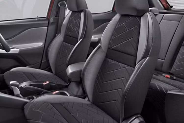 Bên trong xe có những trang bị đáng chú ý như màn hình cảm ứng 8 inch của hệ thống thông tin giải trí và bảng đồng hồ kỹ thuật số toàn phần với màn hình màu 7 inch sau vô lăng. "Trái tim" của Nissan Magnite là khối động cơ xăng 3 xi-lanh, tăng áp, dung tích 1.0L, sản sinh công suất tối đa 100 mã lực và mô-men xoắn cực đại 160 Nm. Động cơ này kết hợp với hộp số sàn 5 cấp hoặc biến thiên vô cấp CVT