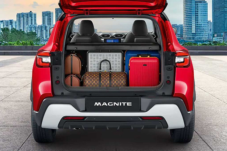 Chưa hết, Nissan Magnite tại Indonesia còn có những trang bị an toàn khá đầy đủ như 2 túi khí, hệ thống chống bó cứng phanh ABS, phân bổ lực phanh điện tử EBD, hỗ trợ lực phanh khẩn cấp BA, hệ thống cân bằng điện tử VDC, cảnh báo áp suất lốp, kiểm soát lực kéo, hỗ trợ khởi hành ngang dốc và camera 360 độ.