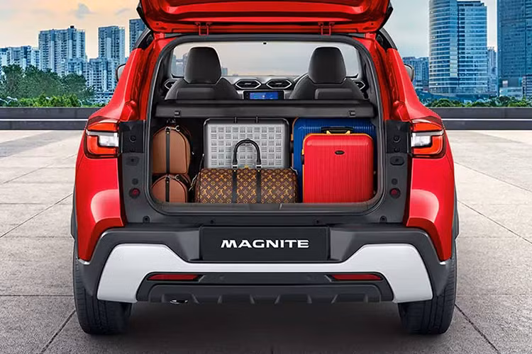 Chưa hết, Nissan Magnite tại Indonesia còn có những trang bị an toàn khá đầy đủ như 2 túi khí, hệ thống chống bó cứng phanh ABS, phân bổ lực phanh điện tử EBD, hỗ trợ lực phanh khẩn cấp BA, hệ thống cân bằng điện tử VDC, cảnh báo áp suất lốp, kiểm soát lực kéo, hỗ trợ khởi hành ngang dốc và camera 360 độ.