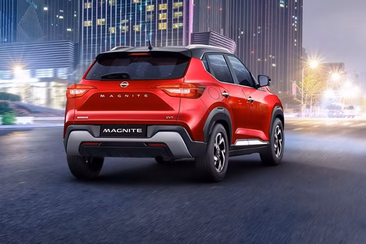 Tương tự Kia Sonet, Nissan Magnite cũng có kích thước khá nhỏ, bao gồm chiều dài 3.998 mm, chiều rộng 1.758 mm, chiều cao 1.572 mm và chiều dài cơ sở 2.500 mm. Do đó, việc đưa thêm hàng ghế thứ ba vào mẫu xe này là một ý tưởng khá táo bạo.