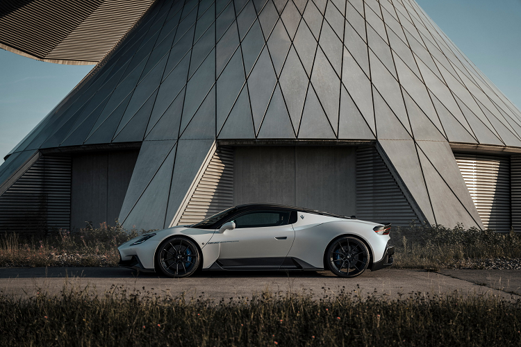 Mẫu xe có khả năng tăng tốc từ 0 - 100 km/h trong vòng 2,8 giây và xe có thể đạt tốc độ tối đa lên tới 325 km/h.