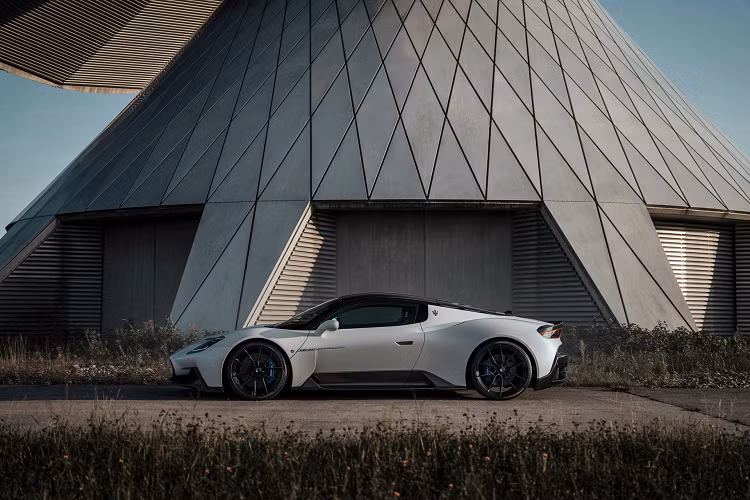 Mẫu xe có khả năng tăng tốc từ 0 - 100 km/h trong vòng 2,8 giây và xe có thể đạt tốc độ tối đa lên tới 325 km/h.