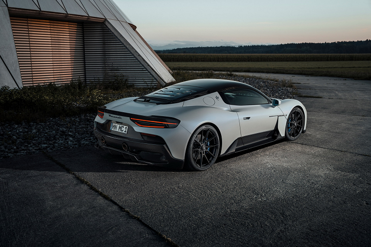 Xe được trang bị bộ mâm độ NF 10 mới được chế tạo bởi thương hiệu Vossen có kích thước 20 inch ở phía trước và 21 inch ở phía sau. Bộ mâm độ được trang bị đi kèm với bộ lốp hiệu năng cao và có thể kết hợp với hệ thống treo hạ thấp để cải thiện khả năng xử lý.