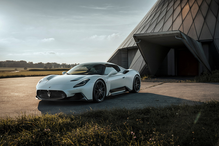 Với trang bị này, mẫu xe có khả năng sản sinh công suất 701 mã lực và mô-men xoắn 818 Nm, tăng một chút so với mức công suất 621 mã lực, mô-men xoắn 730 Nm nguyên bản của xe.