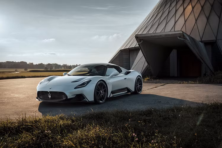 Với trang bị này, mẫu xe có khả năng sản sinh công suất 701 mã lực và mô-men xoắn 818 Nm, tăng một chút so với mức công suất 621 mã lực, mô-men xoắn 730 Nm nguyên bản của xe.