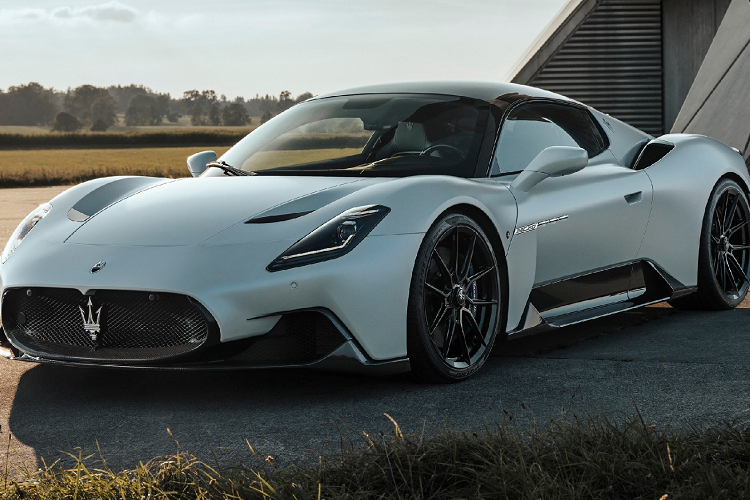 Xe được trang bị bộ lò xo thể thao của Novitec có thể hạ thấp khoảng 25 mm so với nguyên bản. Gói độ cũng mang tới cho xe các tùy chọn nâng cấp nội thất bao gồm da và bọc Alcantara với bất kỳ màu sắc nào mà khách hàng mong muốn.