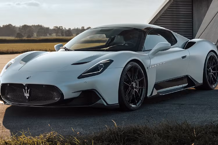 Xe được trang bị bộ lò xo thể thao của Novitec có thể hạ thấp khoảng 25 mm so với nguyên bản. Gói độ cũng mang tới cho xe các tùy chọn nâng cấp nội thất bao gồm da và bọc Alcantara với bất kỳ màu sắc nào mà khách hàng mong muốn.