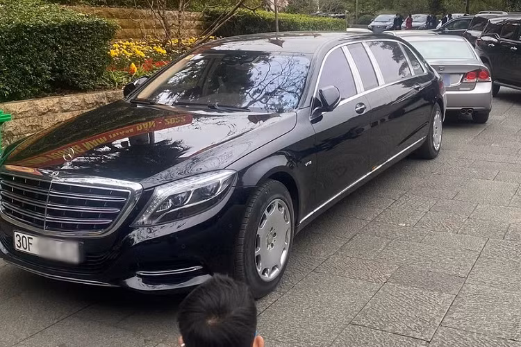 Đắt nhất trong số này chính là Mercedes-Maybach S600 Pullman hơn 62 tỷ đồng, còn riêng chiếc xe rẻ nhất là Maybach 62S dưới 10 tỷ đồng, lý do là xe mang biển số NG. Hiện chưa ai rõ ông Quyết mua chiếc xe siêu sang Maybach 62S này khi nào nhưng đây là hàng cực hiếm tại Việt Nam cũng như trên thế giới vì nó đã bị khai tử 9 năm trước.