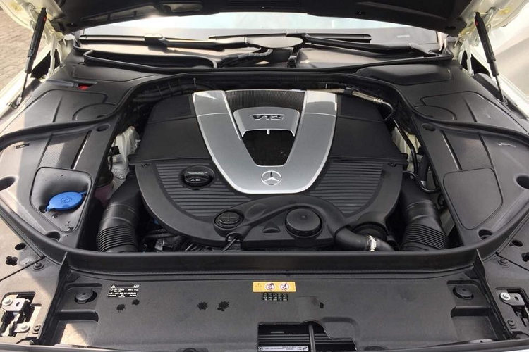 Xe siêu sang Mercedes-Maybach S600 Pullman của cựu Chủ tịch FLC có màu sơn đen ở ngoại thất và bên trong là màu kem.Điểm thú vị của xe siêu sang Mercedes-Maybach S600 Pullman chính là chiều dài khủng của mình đi kèm thiết kế 3 khoang, như một chiếc xe dành cho các yếu nhân.