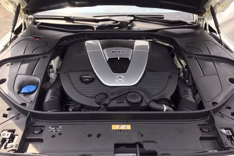 Xe siêu sang Mercedes-Maybach S600 Pullman của cựu Chủ tịch FLC có màu sơn đen ở ngoại thất và bên trong là màu kem.Điểm thú vị của xe siêu sang Mercedes-Maybach S600 Pullman chính là chiều dài khủng của mình đi kèm thiết kế 3 khoang, như một chiếc xe dành cho các yếu nhân.