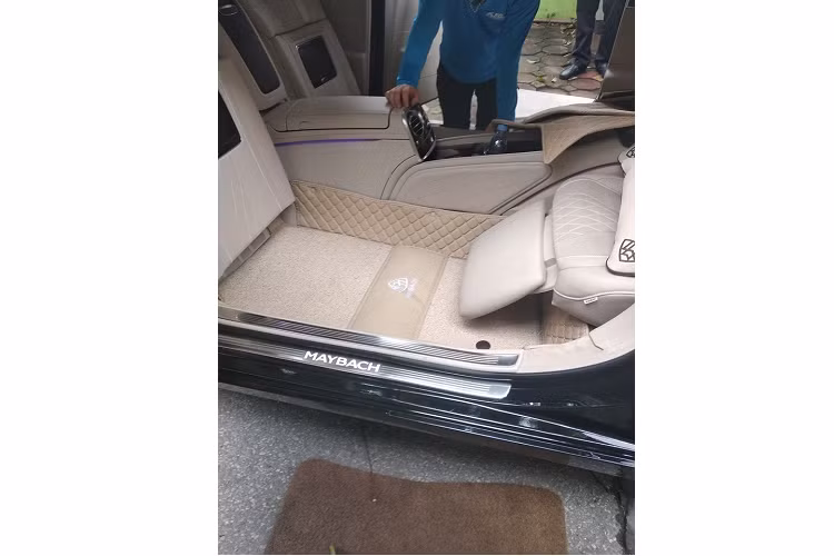 Bên trong khoang lái của phiên bản Maybach 62S còn có vách ngăn bằng kính ở hàng ghế trước và sau tạo sự riêng tư cho người dùng, kính này có dạng trong, giúp người ngồi sau có thể nhìn thấy hàng ghế trước và đường trước mặt, còn nếu muốn nghỉ ngơi, không ai dòm ngó, chỉ cần ấn nút, kính chuyển sang màu đục. Trên trần xe Maybach 62S có thêm 3 đồng hồ báo tốc độ, thời gian và nhiệt độ bên ngoài.