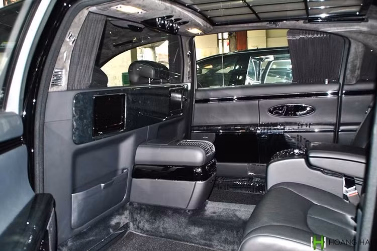 Ông Trịnh Văn Quyết trước khi bị bắt giữ là 1 tay chơi xe siêu sang có tiếng khi ngoài 2 chiếc xe siêu sang Rolls-Royce, đại gia này còn có 2 chiếc xe siêu sang mang thương hiệu Maybach, rất hay tháp tùng ông đi các sự kiện cũng như đến các cơ sở FLC trên nhiều tỉnh thành khác.Tổng giá trị cho dàn xe siêu sang với 4 chiếc này trên 150 tỷ đồng.