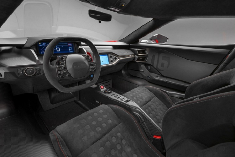 Bên trong khoang nội thất là ghế ngồi thiết kế thể thao bọc da Ebony Alcantara với đường chỉ khâu màu vàng và đỏ đan xen. 