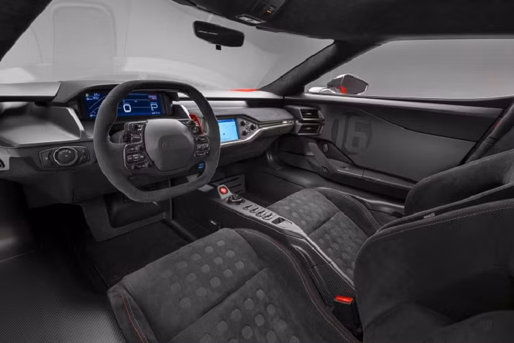 Bên trong khoang nội thất là ghế ngồi thiết kế thể thao bọc da Ebony Alcantara với đường chỉ khâu màu vàng và đỏ đan xen. 