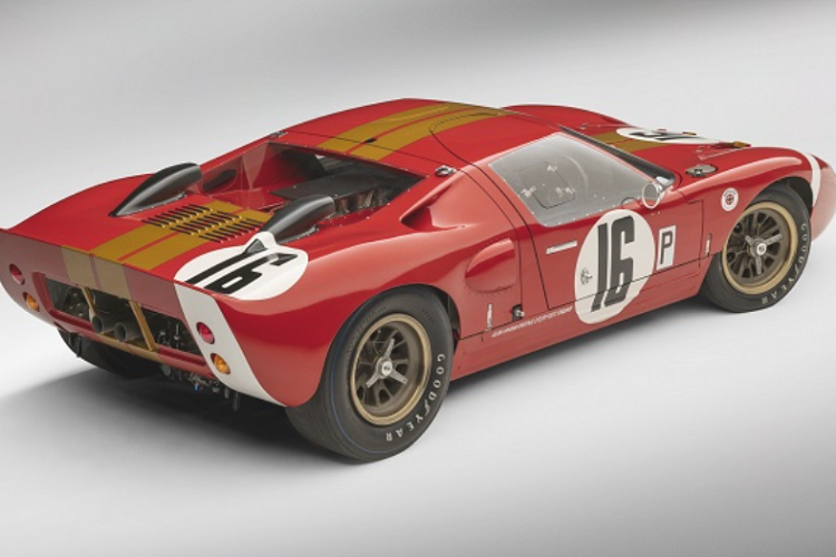 Với tông màu đỏ và vàng chủ đạo, phiên bản Ford GT này lấy cảm hứng từ những đóng góp của đội đua Alan Mann Racing trong giải đua Le Mans lẫy lừng”.