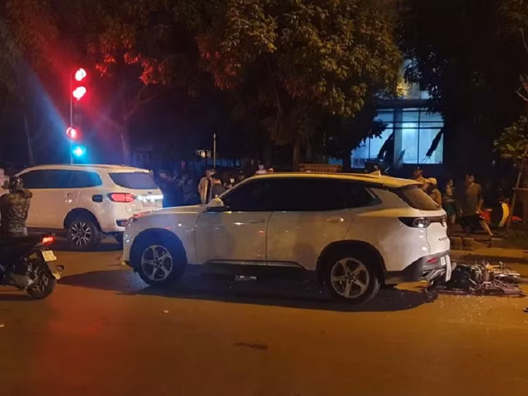 O to gay tai nan lien hoan tai Ha Noi, nhieu nguoi bi thuong