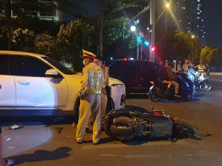 Ô tô gây tai nạn liên hoàn tại Hà Nội, nhiều người bị thương - Hình 2 O to gay tai nan lien hoan tai Ha Noi, nhieu nguoi bi thuong-Hinh-2