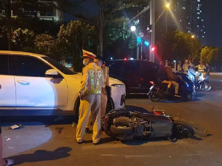 O to gay tai nan lien hoan tai Ha Noi, nhieu nguoi bi thuong-Hinh-2