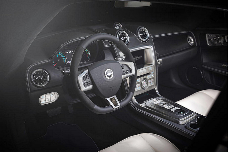 Vị khách đặc biệt yêu cầu chế tạo Speedback của họ với tính năng ghế có sưởi và làm mát, khoang nội thất phải được bọc chất liệu da Oyster trang trí thủ công. Chính vì thế, đội ngũ thiết kế từ David Brown đã quyết định bổ sung các họa tiết đục lỗ trên các chi tiết viền ghế nhằm tạo điểm nhấn. Xe cũng đồng thời được trang trí các chi tiết ốp gỗ đục lỗ trên phần bảng điều khiển cũng như các phần bụng cửa.