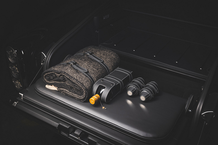 Tương phản với màu đen của ngoại thất chính là các chi tiết Chrome ở ngoại thất xe cũng được hoàn thiện sau quá trình chế tác và đánh bóng một cách cẩn thận, tỉ mỉ. Sở dĩ thời gian hoàn thiện của chiếc xe này tới hơn 8000 giờ bởi vì khách hàng cũng đồng thời yêu cầu cá nhân hóa một cách tỉ mỉ khoang nội thất đến từng chi tiết nhỏ nhất.