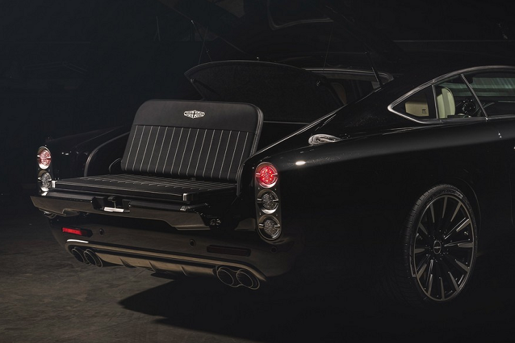 Thương hiệu cũng đông thời trang bị các tấm ốp nhôm Union Jack và cả logo biểu thị phiên Silverstone Edition trên bảng táp lô cũng như phần bụng. Nhiều chi tiết trang trí bằng kim loại được mạ chrome bắt mắt. Hơn nữa, phần hàng ghế phụ phía sau cũng được tích hợp các ngăn kéo chứa đồ tiện dụng. Các cửa gió điều hòa trong khoang nội thất có thiết kế rất giống với các cửa gió điều hòa trên những mẫu xe Mercedes-AMG.