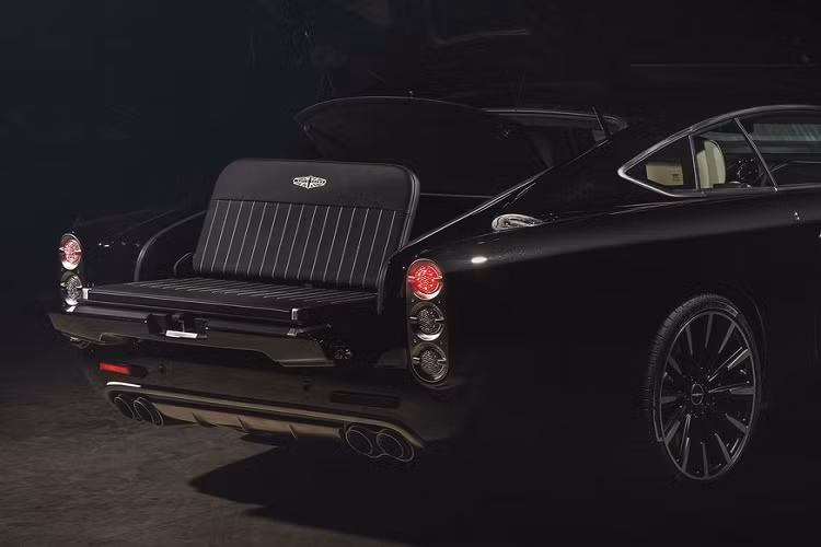 Thương hiệu cũng đông thời trang bị các tấm ốp nhôm Union Jack và cả logo biểu thị phiên Silverstone Edition trên bảng táp lô cũng như phần bụng. Nhiều chi tiết trang trí bằng kim loại được mạ chrome bắt mắt. Hơn nữa, phần hàng ghế phụ phía sau cũng được tích hợp các ngăn kéo chứa đồ tiện dụng. Các cửa gió điều hòa trong khoang nội thất có thiết kế rất giống với các cửa gió điều hòa trên những mẫu xe Mercedes-AMG.