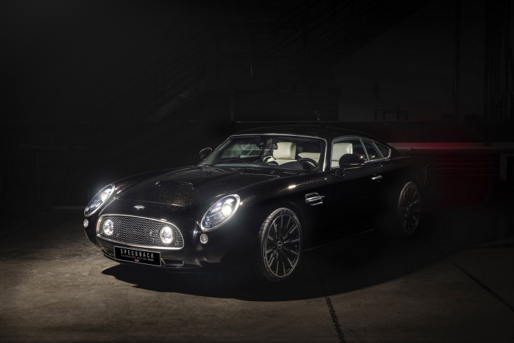 Chiếc siêu xe David Brown Speedback Silverstone ra đời với diện mạo lấy cảm hứng từ Aston Martin DB5 này đã mất tới tổng cộng 8000 giờ chế tác bởi những người thợ lành nghề của thương hiệu David Brown. Với yêu cầu khắt khe của khách hàng, đội ngũ đã tiến hành cá nhân hóa từ những chi tiết nhỏ nhất nhằm tạo ra một chiếc xe cực kỳ đặc biệt.