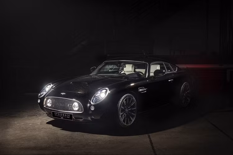 Chiếc siêu xe David Brown Speedback Silverstone ra đời với diện mạo lấy cảm hứng từ Aston Martin DB5 này đã mất tới tổng cộng 8000 giờ chế tác bởi những người thợ lành nghề của thương hiệu David Brown. Với yêu cầu khắt khe của khách hàng, đội ngũ đã tiến hành cá nhân hóa từ những chi tiết nhỏ nhất nhằm tạo ra một chiếc xe cực kỳ đặc biệt.