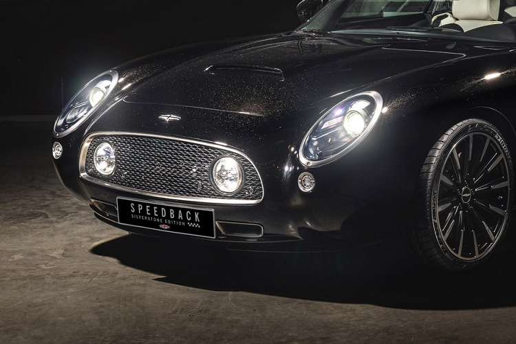 Chiếc xe David Brown Speedback Silverstone đặc biệt này được chế tạo theo đơn đặt hàng của một khách hàng ở châu Á và đã tiêu tốn của đội ngũ phát triển khoảng 8.000 giờ để chế tạo thủ công. Ngoại thất của xe được hoàn thiện với màu đen bóng đơn giản nhưng trên thực tế, quá trình sơn màu ngoại thất với kết quả màu sắc hoàn hảo, độ bóng cao cần tới 8 tuần làm việc.