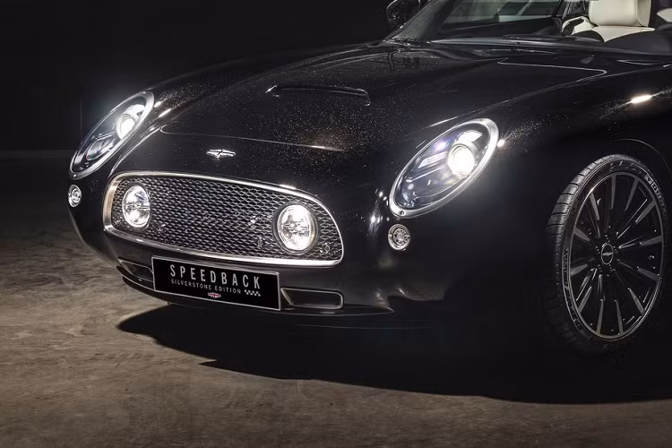 Chiếc xe David Brown Speedback Silverstone đặc biệt này được chế tạo theo đơn đặt hàng của một khách hàng ở châu Á và đã tiêu tốn của đội ngũ phát triển khoảng 8.000 giờ để chế tạo thủ công. Ngoại thất của xe được hoàn thiện với màu đen bóng đơn giản nhưng trên thực tế, quá trình sơn màu ngoại thất với kết quả màu sắc hoàn hảo, độ bóng cao cần tới 8 tuần làm việc.