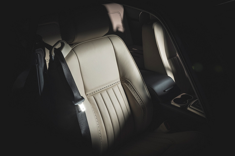 Giống như 9 chiếc xe còn lại mà David Brown sẽ sản xuất, chiếc xe Speedback Silverstone hàng hiếm này được trang bị động cơ V8 5.0 lít siêu nạp có nguồn gốc từ Jaguar XKR.