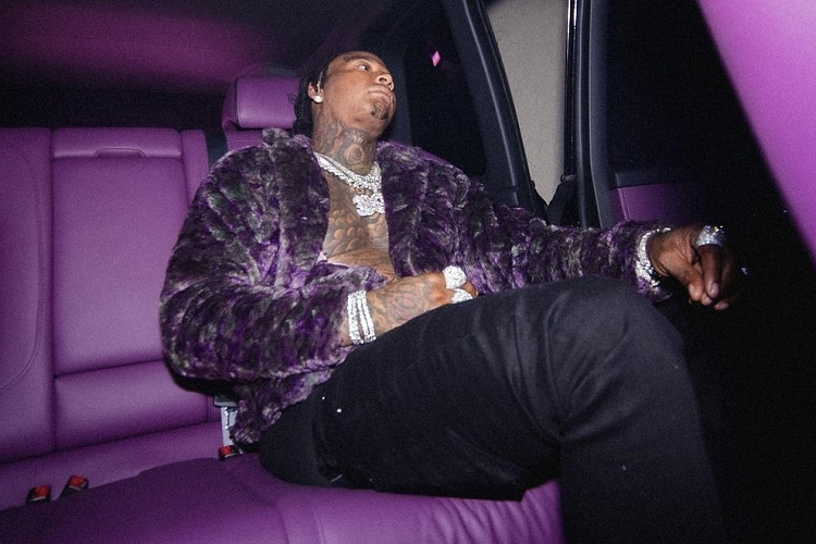 Những bức hình được anh đăng tải cho thấy chiếc xe sở hữu nội thất màu tím, khác với chiếc Chullinan nội thất màu xanh lam, ngoại thất màu đen mà anh đã có.