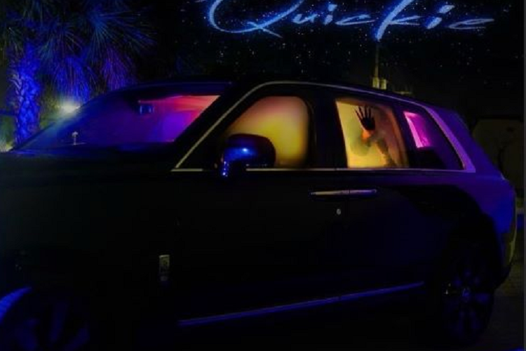 Dù nặng tới 2.660 kg nhưng mẫu xe SUV Rolls-Royce Cullinan có thể tăng tốc từ 0 đến 100 km/h chỉ trong 5,2 giây; vận tốc tối đa của xe là 249 km/h.