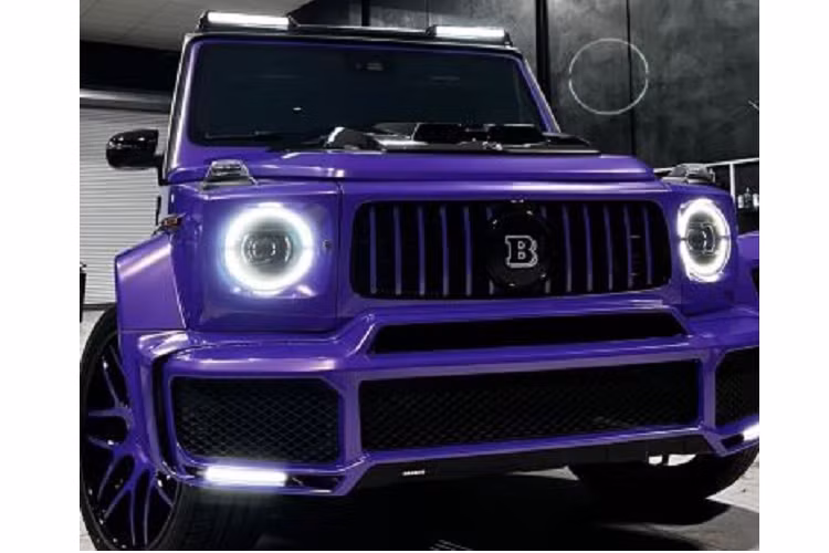 Đây cũng không phải lần đầu nam Rapper Moneybagg Yo sở hữu một chiếc xe siêu sang màu tím. Trong lần sinh nhật thứ 31 của mình, chàng Rapper đã tặng cho bản thân chiếc Mercedes-AMG G63 Brabus màu tím cùng với những điểm nhấn màu đen vô cùng nổi bật.