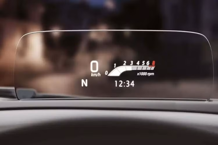 Đáng tiếc là Suzuki Baleno 2022 không có cửa sổ trời, dù ở bản cao cấp nhất. Trong đó, những trang bị như màn hình HUD hay camera 360 độ lần đầu tiên xuất hiện trong phân khúc hatchback hạng B tại Ấn Độ.