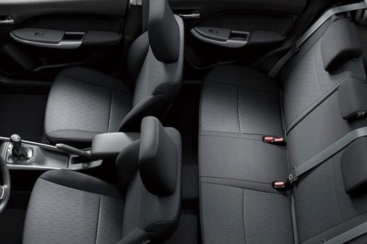 Nằm bên dưới nắp ca-pô của Suzuki Baleno 2022 là động cơ xăng 4 xi-lanh, dung tích 1.2L, tạo ra công suất tối đa 90 mã lực tại tua máy 6.000 vòng/phút và mô-men xoắn cực đại 113 Nm tại tua máy 4.400 vòng/phút. Động cơ này kết hợp với hộp số sàn tiêu chuẩn hoặc hộp số tự động 5 cấp mới, thay cho loại CVT cũ.